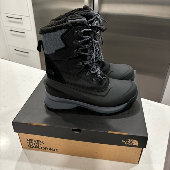 New in Box - Sz 7 North Face Women’s Chilkat V 400 Waterproof Boots - Picture 1 of 4